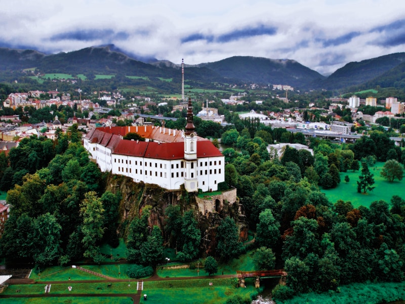 Фото: Замок в городе Дечин, достопримечательность Чешской Швейцарии