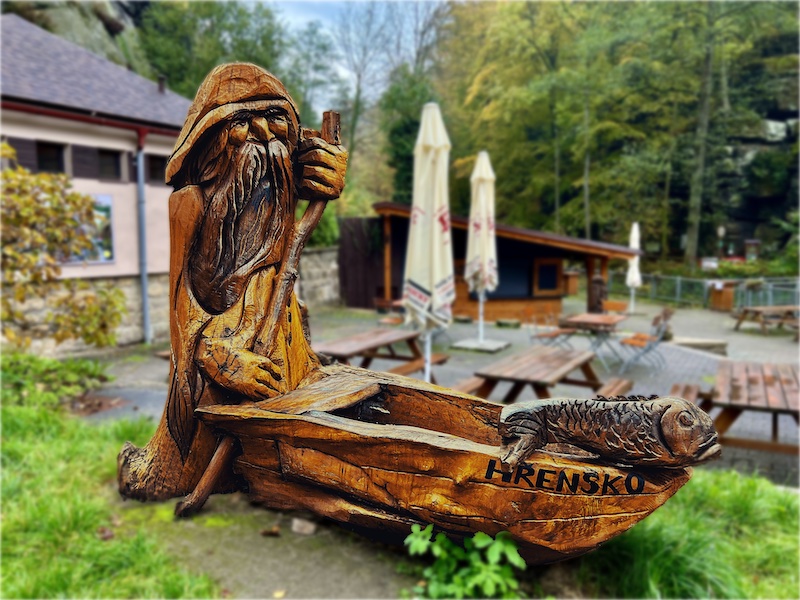 Фото: Община Грженско в Чешской Швейцарии, скульптура, вырезанная из дерева