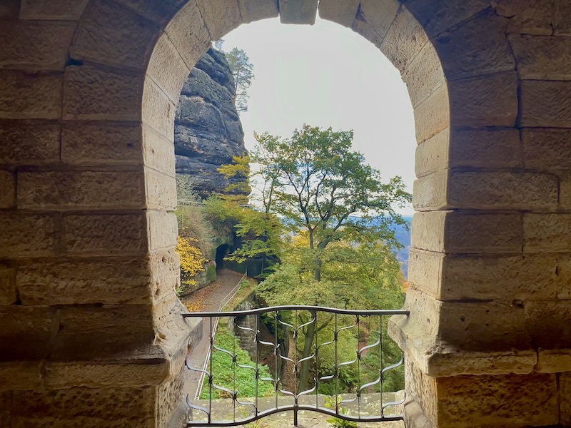 Фото: Вид из окна горного отеля Соколиное гнездо, Чешская Швейцария