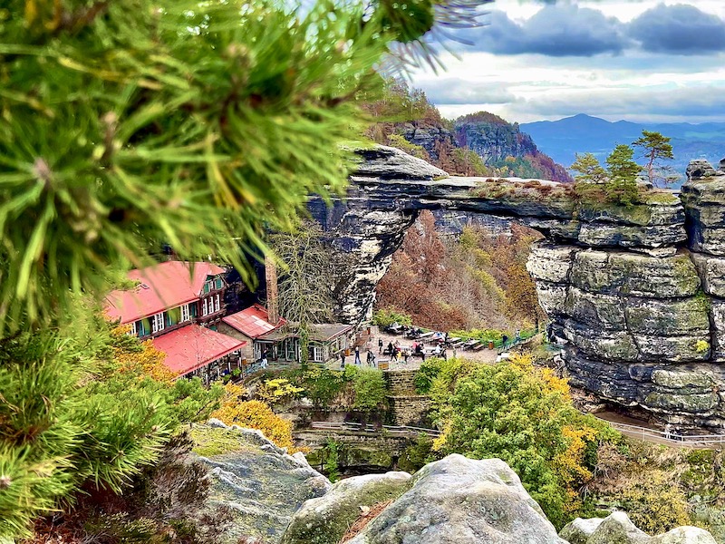 Фото: Правчицкие ворота и отель Соколиное гнездо в Чешской Швейцарии