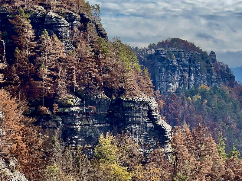 Фото: Песчаниковые отвесные скалы у скальных ворот, Чехия-Богемия