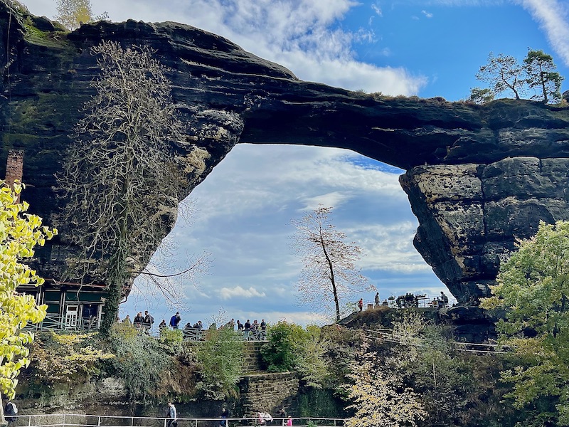 Фото: Самая большая скальная арка в Эльбских горах Чешской Швейцарии