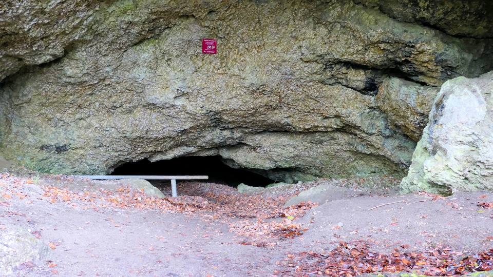 Фото: Пещера Jettenhöhle в гипсовой карстовой скале