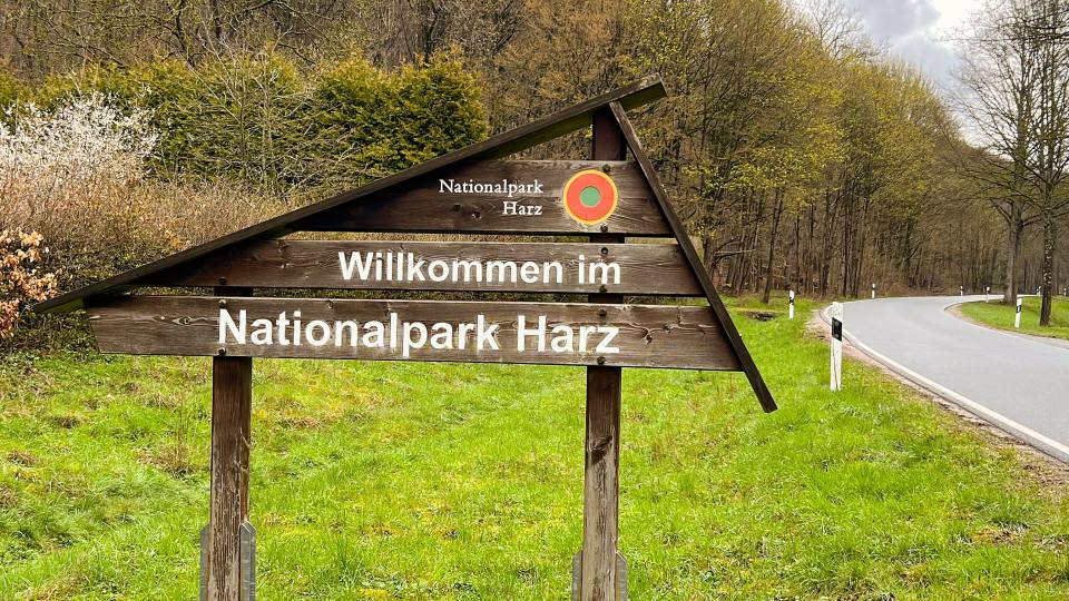 Фото: Табличка с надписью "Добро пожаловать в национальный парк Гарц!"