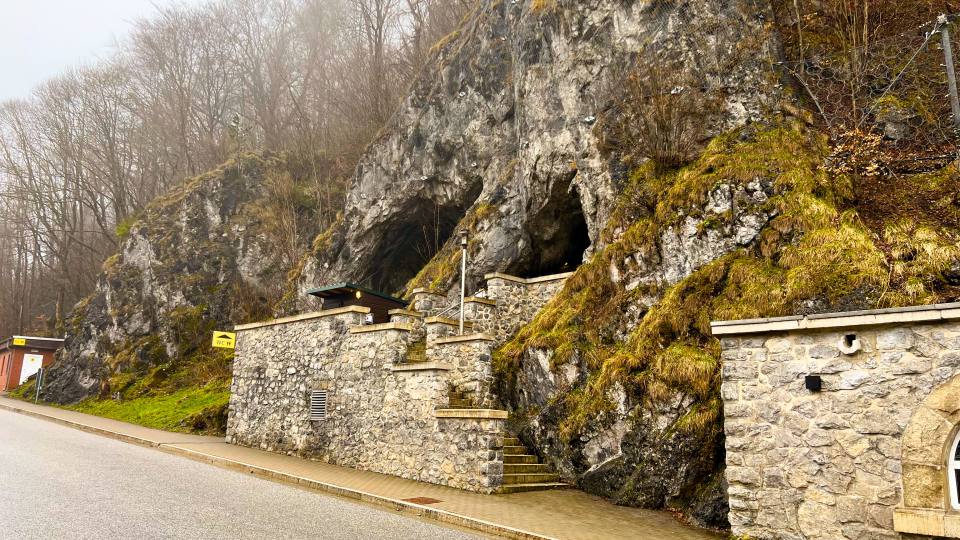 Фото: Вход в сталактитовую пещеру Германа, длинна пещеры более 600 метров