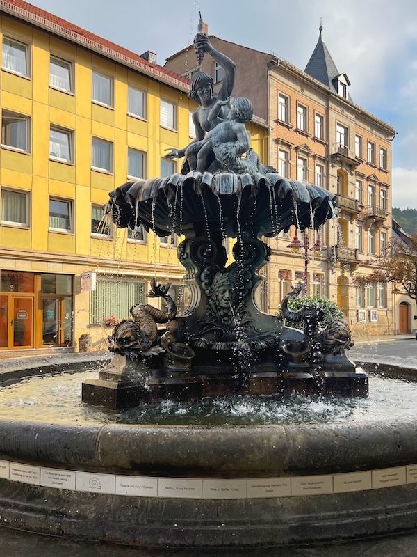 Фото: Фонтан на городской площади города Бад-Шандау, земля Саксония, Германия