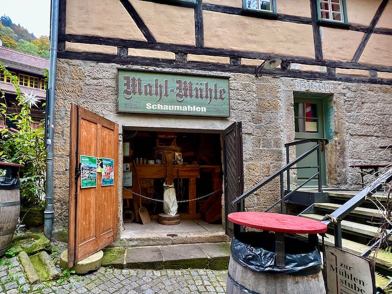 Фото: Открытая для туристов историческая мельница в городе Бад-Шандау, район Шмилка, земля Саксония, Германия