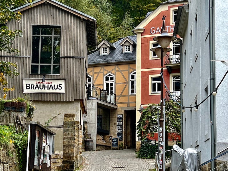 Фото: Улица в районе Шмилка, пивоварня и мельница, Бад-Шандау, земля Саксония, Германия