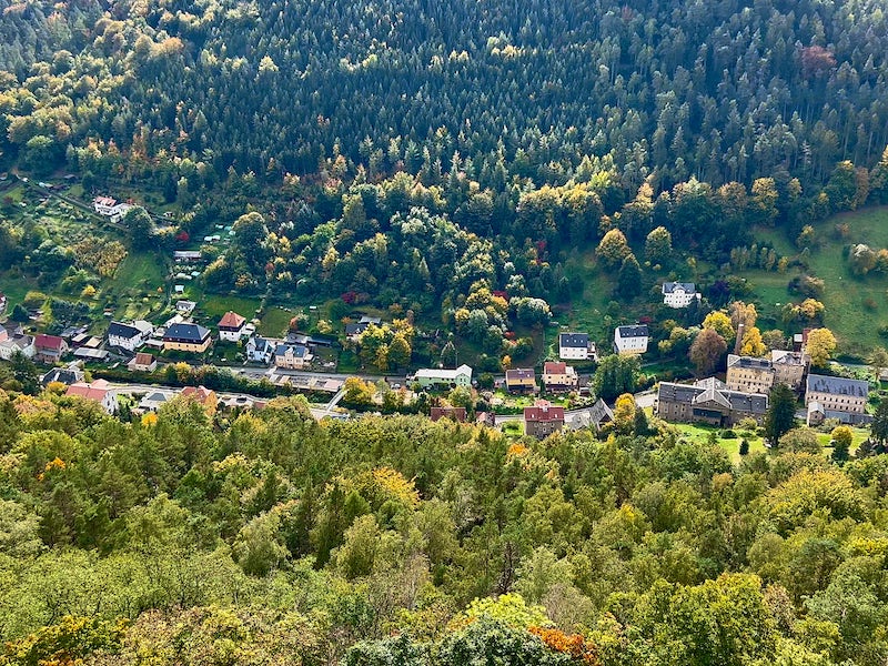 Фото: Город Кёнигштайн, вид с одноименной столовой горы, земля Саксония, Германия