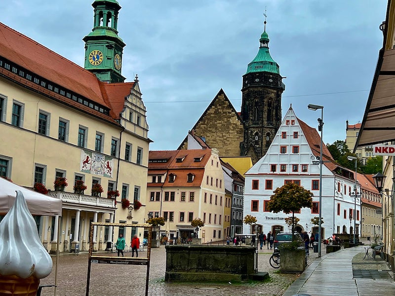 Фото: Историческая рыночная площадь в городе Пирна, земля Саксония, Германия