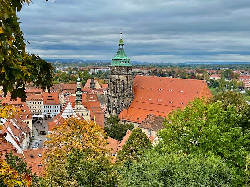 Фото: Панорамный вид города Пирна с плато замка Зонненштайн, земля Саксония, Германия