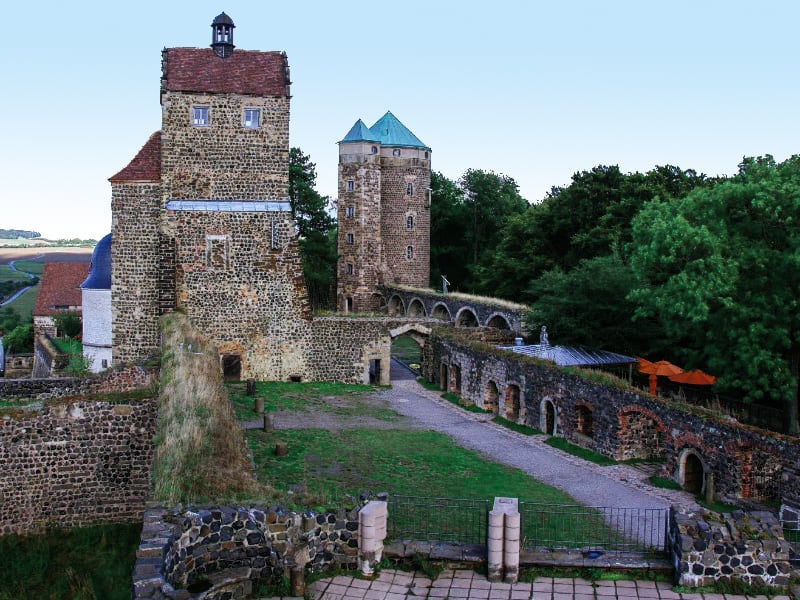 Фото: Двор замка в городе Штольпен, земля Саксония, Германия