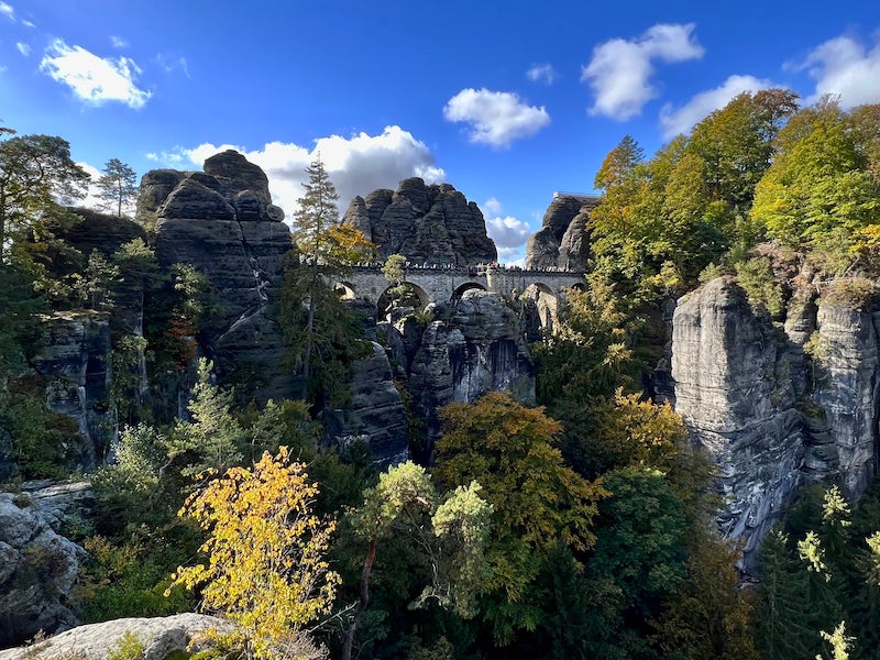 Фото: Скалы и мост Бастай, недалеко от городов Велен и Ратен в Саксонской Швейцарии, земля Саксония, Германия