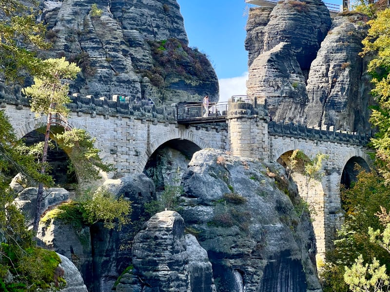 Фото: Мост Бастай в скалах в Саксонской Швейцарии