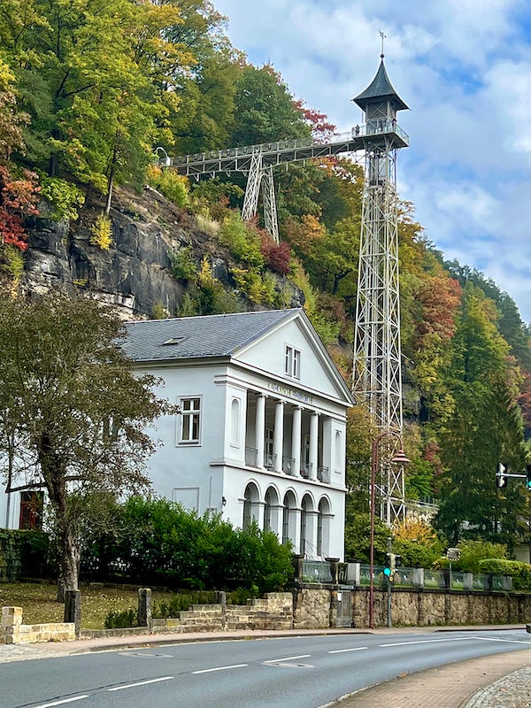 Zdjęcie: Zabytkowa winda w Bad Schandau do platformy widokowej i wybiegu dla rysi, kraj związkowy Saksonia, Niemcy