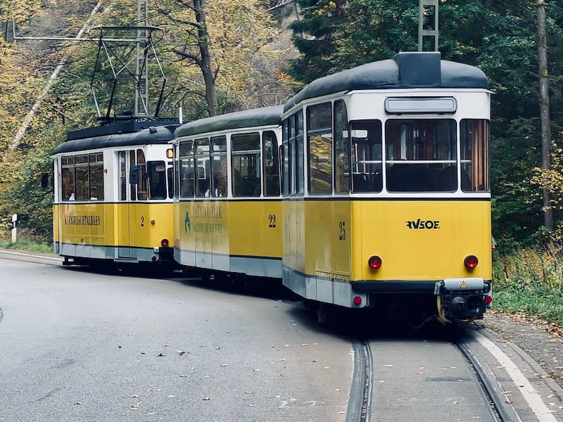 Фото: Исторический трамвай Kirnitzschtalbahn перевозит туристов к достопримечательностям