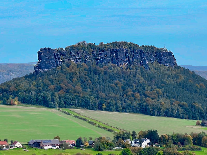 Фото: Столовая гора Лилиенштайн, вид из крепости Кёнигштайн, земля Саксония, Германия