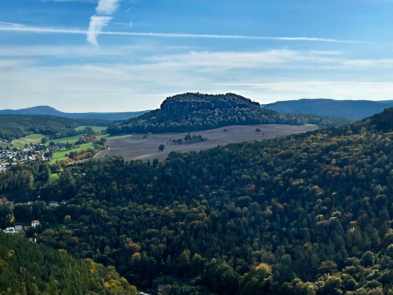 Фото: Столовая гора Пфаффенштайн, долина и леса недалеко от города Кёнигштайн, земля Саксония, Германия