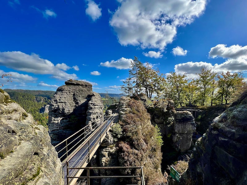 Фото: Скалы и железные мосты крепости Нойратен