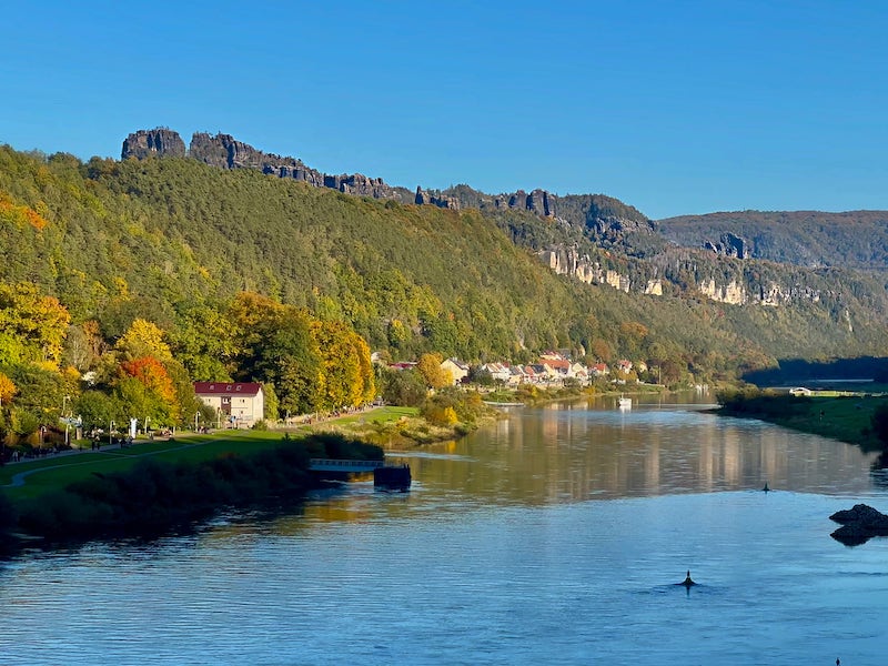 Фото: Панорамный вид на Шрамштайне и реку Эльбу в Саксонской Швейцарии