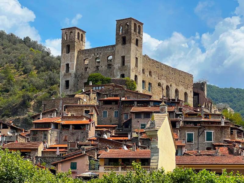 Фото: Горная крепость и замок в Италии, коммуна Дольчеаккуа