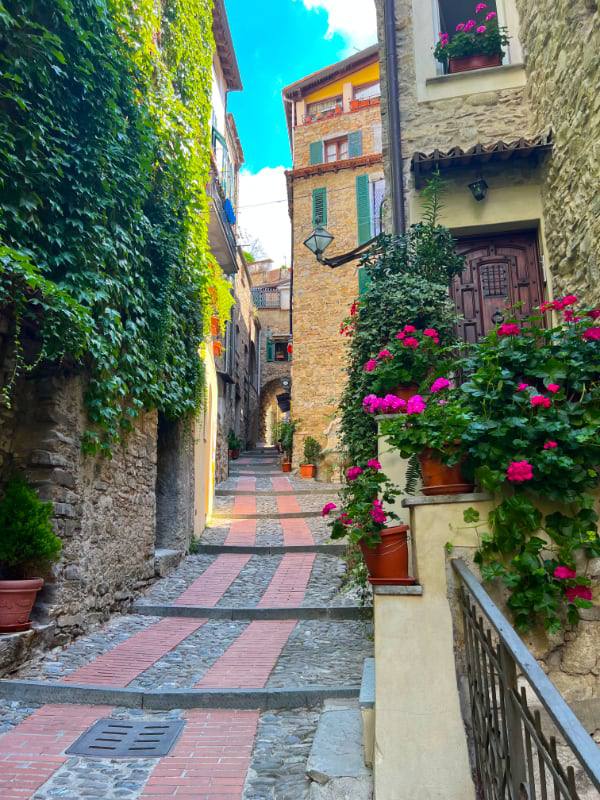 Фото: Красивая улица с каменными домами в горах Италии