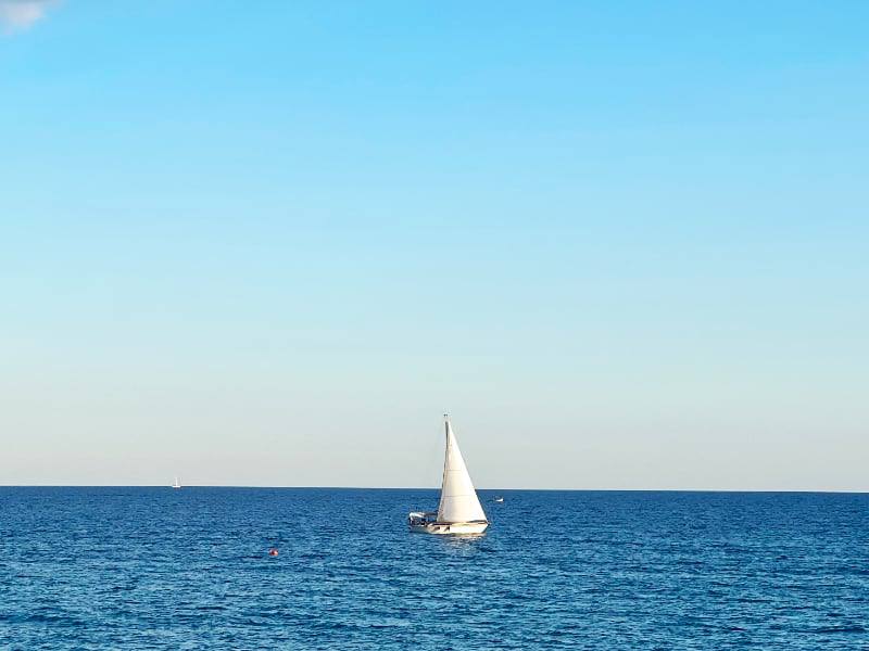 Фото: Одинокий парусник на Лигурийском море